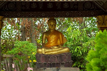 ไฟล์:Laos_-_Luang_Prabang_105_-_Buddha_statue_at_Wat_Xieng_Thong_(6582771709).jpg