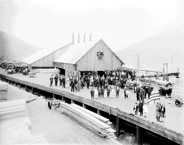 File:Large group with American flag at Alpine Lumber Company on July 4, 1918 (PICKETT 225).jpeg