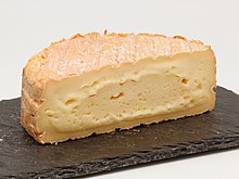 Photo du fromage de profil, coupé en deux
