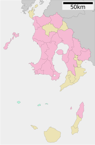 Mapa konturowa prefektury Kagoshima, u góry nieco na lewo znajduje się punkt z opisem „Akune”
