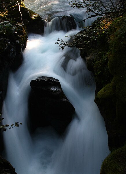 File:Long exposure of water passing by an obstinate rock (4139070129).jpg