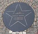 Čeština: Mosazná hvězda jako hold Bohuslavu Martinů vložená v chodníku na Mánesově mostu. Malá Strana, Praha 1. English: Brass star as a tribute to Bohuslav Martinů inserted in the pavement, Mánesův bridge, Prague, Czechia.