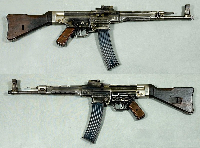 الكلاشينكوف في مواجهة STG-44: حين تصبح الحاجة أم الاختراع «القاتل» 800px-MP44_-_Tyskland_-_8x33mm_Kurz_-_Arm%C3%A9museum