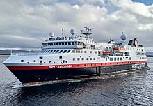 MV Spitsbergen przybywa do Storkaia w Molde w Norwegii 25 kwietnia 2018 r.jpg