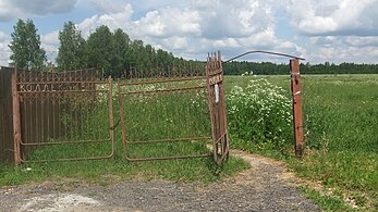 Gate SNT "Rodniki" sulla strada per la piattaforma ferroviaria