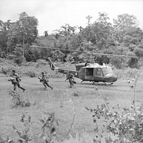 Малайзійські рейнджери висаджуються десантом з вертольотів UH-1 Г'юі.