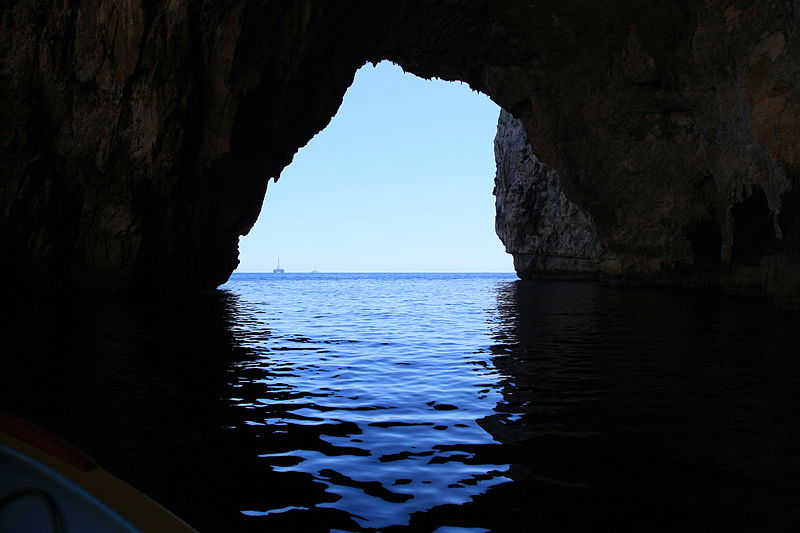 File:Malta - Qrendi - Blue Grotto (Blue Grotto tour boat) 13 ies.jpg
