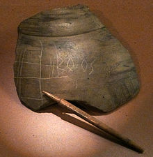 Inskripsie "BOIOS" of "BAIOS" op 'n Keltiese pottebakkerskerf van Manching in die Kelts Roman Museum Manching.