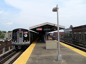 Manhattan-bound J at Norwood Avenue station, August 2019.JPG
