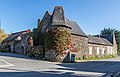 Château de Kérampoul Fassaden und Dächer des rechteckigen Gebäudes, flankiert von einem Eckturm