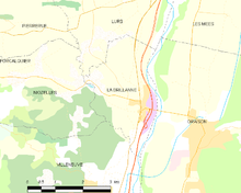 Mappa elementare che mostra i confini del comune, i comuni limitrofi, le zone di vegetazione e le strade