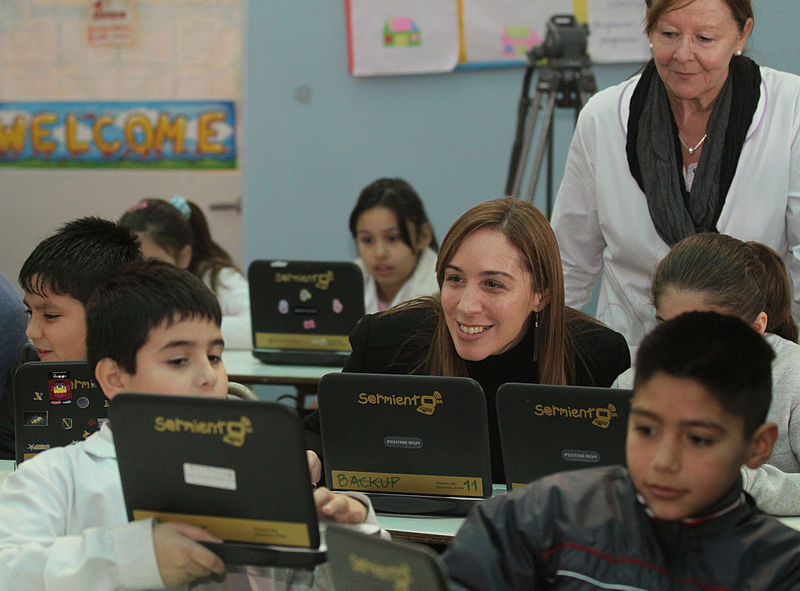 File:María Eugenia Vidal con alumnos beneficiados por el Plan Sarmiento (7489592012).jpg