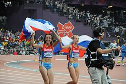 Mariya Savinova va Ekaterina Poistogova - Ayollar 800m - 2012 Olimpiadasi.jpg