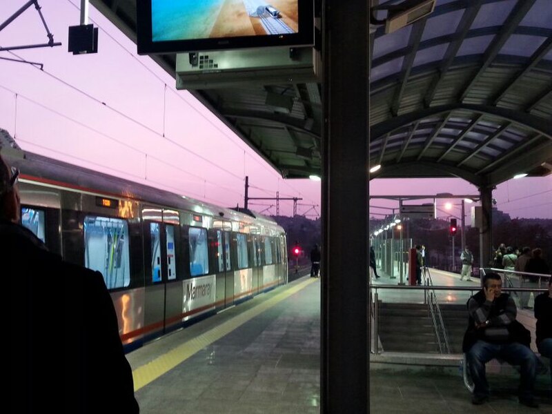 File:Marmaray trainset with platform 1.jpg