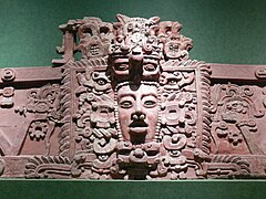 Mascarón maya de estuco proveniente de Calakmul, 250-600 d.C. Periodo Clásico Temprano. Museo Nacional de Antropología (México).