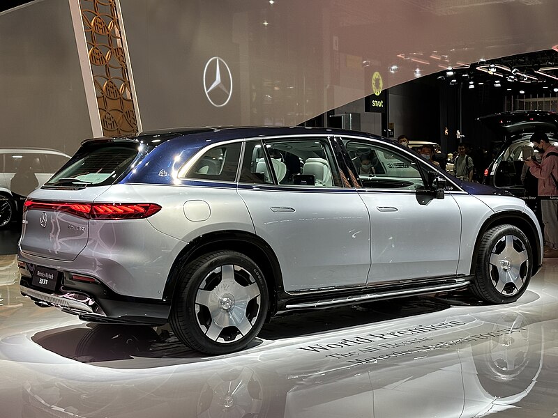 File:Mercedes-Maybach EQS SUV 002.jpg