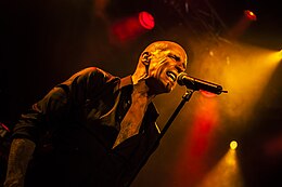 Michael Sadler din grupul canadian SAGA într-un concert la Stockholm 2012.JPG