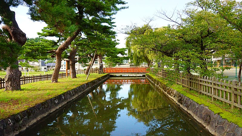 File:Moat of the ruins of the Hachimori Castle.jpg