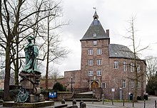 Schloss Moers und Luise-Henriette-Statue (Januar 2014)