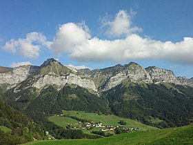 Pohled na synclinku Arclosan z Col de la Forclaz na západ, zleva doprava Pointe de la Beccaz, Crêt des Mouches, Pointe de Banc Fleury a Bonverday s výhledem na vesnici Montmin.