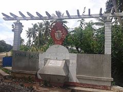 Denkmal von 1962, als Zeichen der Zugehörigkeit Atauros zur Gemeinde Dili
