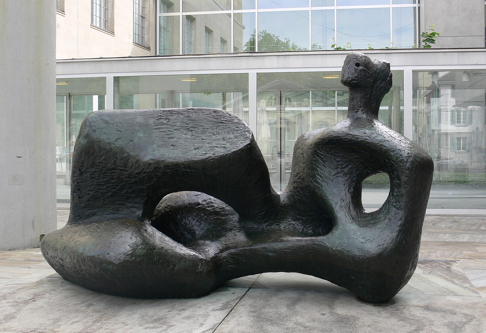 Искусство скульптуры: лежащая фигура Генри Мура