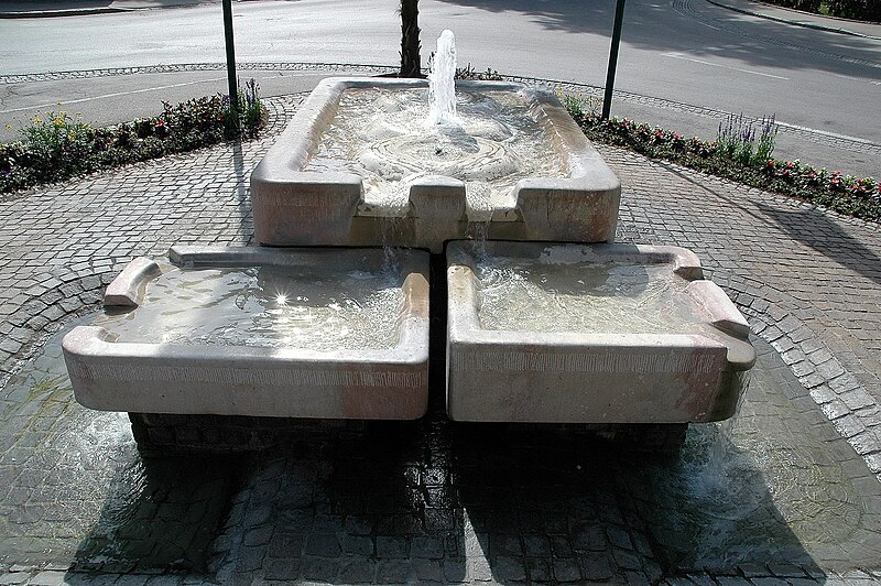 File:Moosburg Kirchplatz Karolingerbrunnen 19062006 8301.jpg