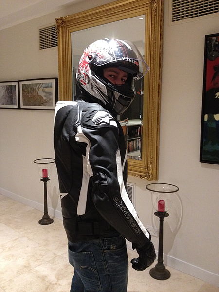 File:Motorcyclist in protective clothing back.JPG