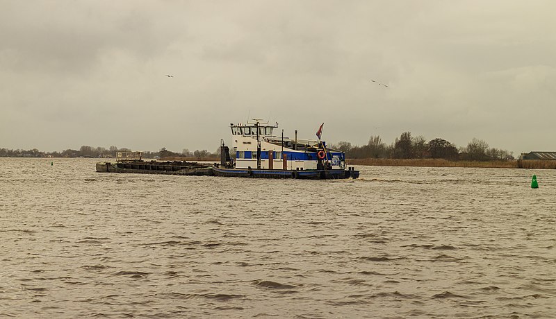 File:Motorduwboot Pernilla verplaatst een met bagger gevulde duwbak 02.jpg