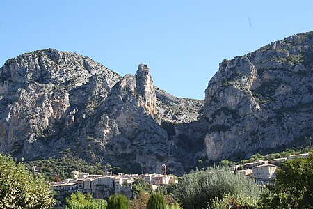 village Moustiers-Sainte-Marie, rocks,