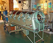 Iron lung from the 1950s in the Gutersloh Town Museum. In Germany, fewer than a dozen of these breathing machines are available to the public. Museum-gt-eiserne-lunge.jpg