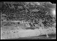 Luchtfoto van Zandvoort. In het midden de oude watertoren met erachter het centrum van het oude dorp; circa 1930.