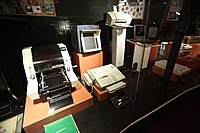 1967年発売開始のロネオ865型電動輪転謄写機（左端、南アフリカ国立文化歴史博物館）