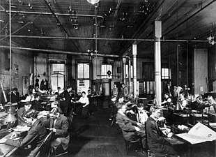 Reporter, redaktur, dan staf bekerja di dalam ruang redaksi The Times-Picayune, 1900.