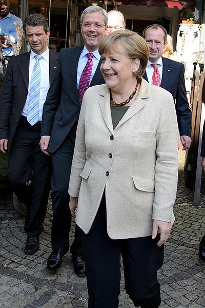 File:Norbert Röttgen und Angela Merkel im CDU-Wahlkampf in Hamm (10579204853).jpg