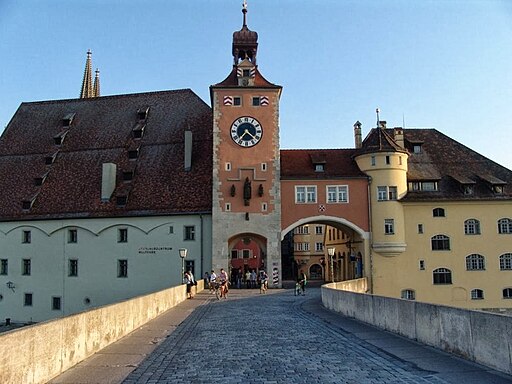 Salzstadel und Brückturm vor der Steineren Brücke (UNESCO-Weltkulturerbe Regensburg)