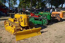 macchine movimento terra vintage oliver  Oliver OC-9 220px-Oliver_OC-3_and_Cletrac_HG_tractors_at_Antique_Powerland_in_2016