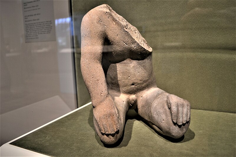 File:Olmec kneeling figure, c. 1200-600 BCE.jpg