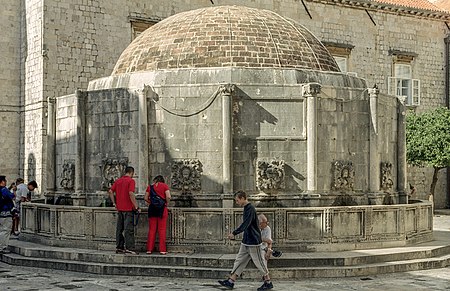 Fail:Onofrio's Fountain (Dubrovnik) 01 (js).jpg