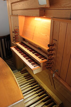 Organ of Christ Church Vienna console 01.jpg