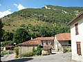 Vue de quelques habitations avec une montagne en arrière-plan.