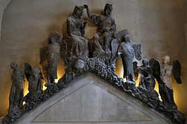 A Coroación da Virxe María, frontón orixinal do portal central da catedral de Reims.
