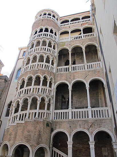 How to get to Palazzo Contarini Del Bovolo with public transit - About the place