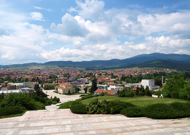 העיר ממרום האנדרטה לזכר מרד אפריל הבולגרי