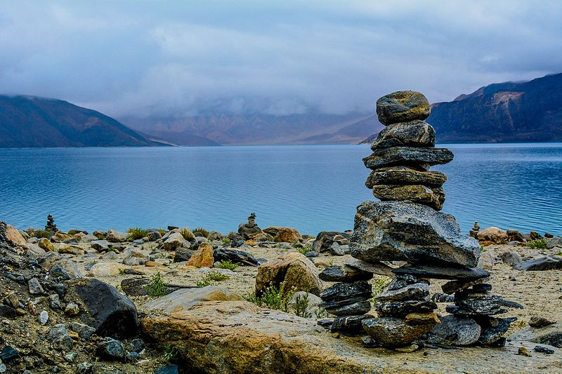 Fitxer:Pangong Tso at Sunrise.jpg