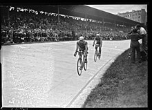 Parc des Princes, 26-7-1931, Biscot et P. Menant tournent un film (sur le Tour de France, intitulé Hardi les gars).jpg