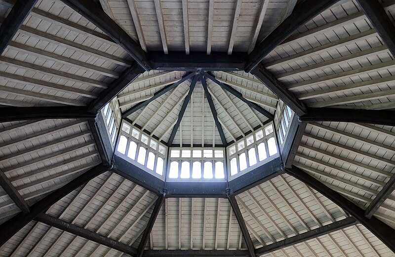 File:Pavilion at west end of screen wall, Stanley Park 2.jpg