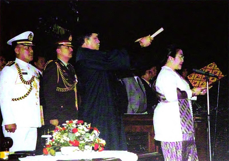 File:Pelantikan Megawati Soekarnoputri.jpg