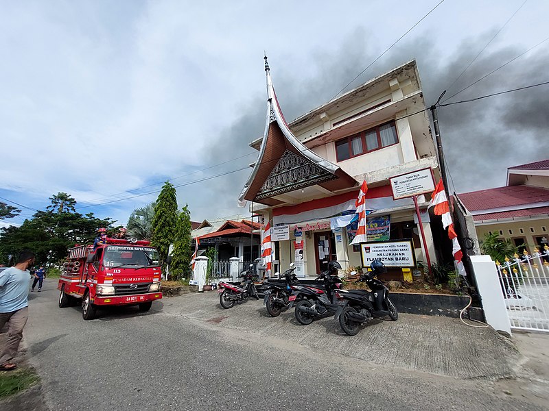 File:Pemadam kebakaran di Padang Juli 2021 2.jpg