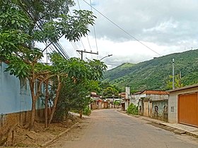 Vista do Pico do Ana Moura a partir da Avenida Ana Moura, no interior do bairro.